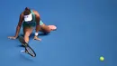 Petenis asal Ceko, Barbora Strycova terjatuh saat laga melawan Serena Williams pada putaran keempat Austalia Open, Melbourne, Australia (23/1). Strycova dikalahkan Serena dengan skor 5-7, 4-6. (AFP/Peter Park)