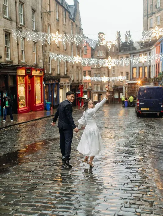 "Guys, sepatunya emang kegedean karena ga fitting dulu cuman kasih ukuran kaki karena buru2.. tp jujur enak bgt. Maka dari itu sepatunya aku mau giveaway. Ukurannya 38. Yang mau langsung ajaa liat story," tulis gritteagathaa. [Instagram/gritteagathaa]