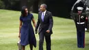 Nah ini ketika Obama sedang ngobrol serius dengan sang istri. Kira-kira ngomongin apa ya? (SHAWN THEW/EPA/REX/SHUTTERSTOCK)