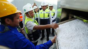 Cetak Sejarah, Petrokimia Gresik Ubah Emisi Jadi Soda Ash