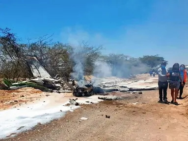 Petugas berada di lokasi jatuhnya pesawat kecil yang mengangkut wisatawan dalam perjalanan untuk melihat jalur Nazca yang terkenal di Peru (4/2/2022). Sedikitnya lima turis dan dua awak meninggal dunia setelah pesawat yang mereka tumpangi jatuh. (NZK Canal 51 Nazca/AFP)