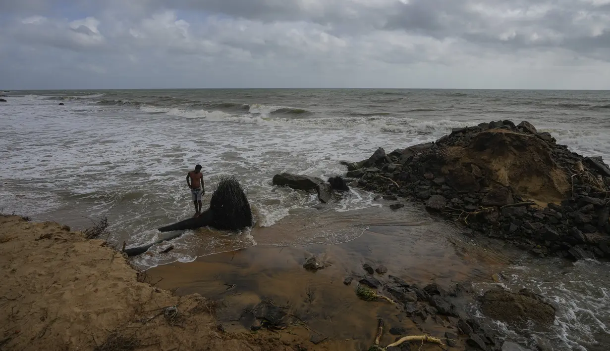 Perlindungan yang ada sangat minim: beberapa bagian tembok laut telah runtuh akibat hantaman ombak. (AP Photo/Eranga Jayawardena)