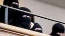Sejumlah perempuan yang mengenakan niqab menyimak sidang Parlemen Denmark di Kopenhagen, Denmark (31/5). Keputusan pelarangan tersebut disahkan dalam voting di parlemen pada Kamis 31 Mei 2018. (Mads Claus Rasmussen / Ritzau Scanpix / AFP)