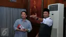 Ketua DPD PDIP Boy Sadikin (kiri) berbincang dengan Bakal Calon Gubernur (balongub) DKI Jakarta dari PKS, Muhammad Idrus usai menggelar pertemuan dan silaturahmi politik di kediaman Boy Sadikin, Jakarta, Jumat(4/3). (Liputan6.com/Gempur M Surya)