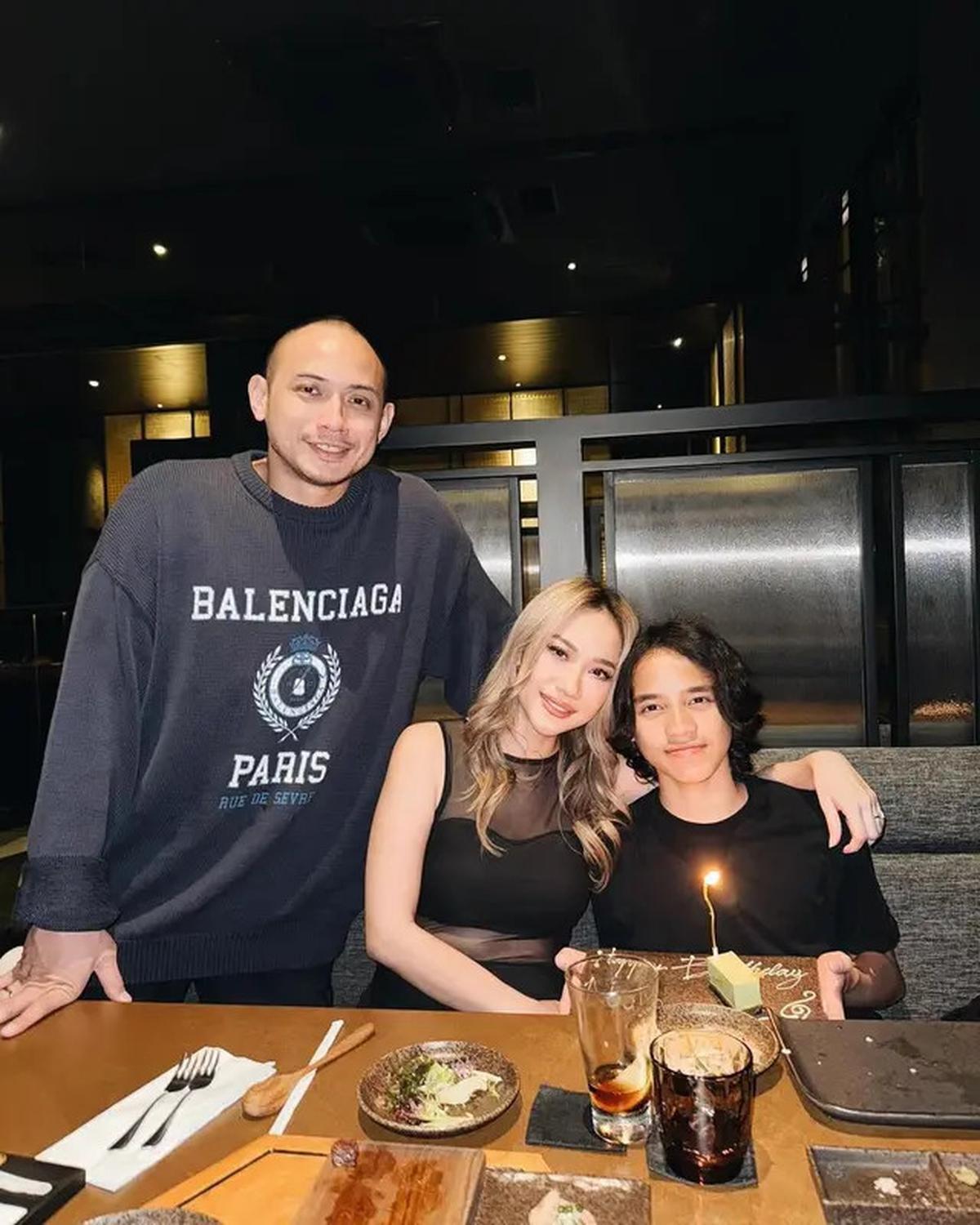 6 Potret Dinner Romantis BCL dan Tiko Aryawardhana Selama Setahun hingga Anniversary