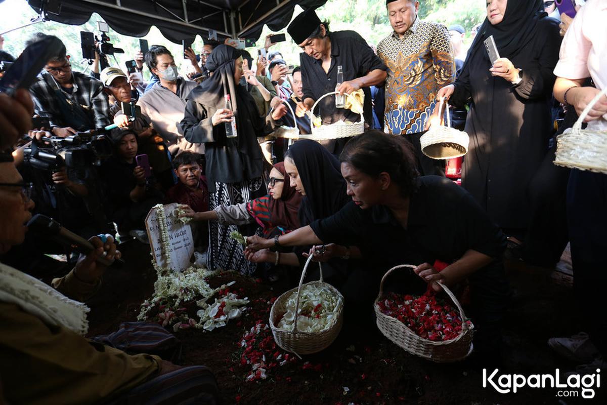 9 Potret Ikang Fawzi di Pemakaman Marissa Haque, Lantunkan Azan dalam Liang Lahad