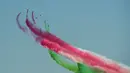 Atraksi unit aerobatik Angkatan Udara Italia Frecce Tricolori di atas udara di Roma, Italia (2/6). Atraksi ini digelar setiap tahunnya untuk perayaan Hari Republik Italia. (AFP Photo/Marie Laure Messana)