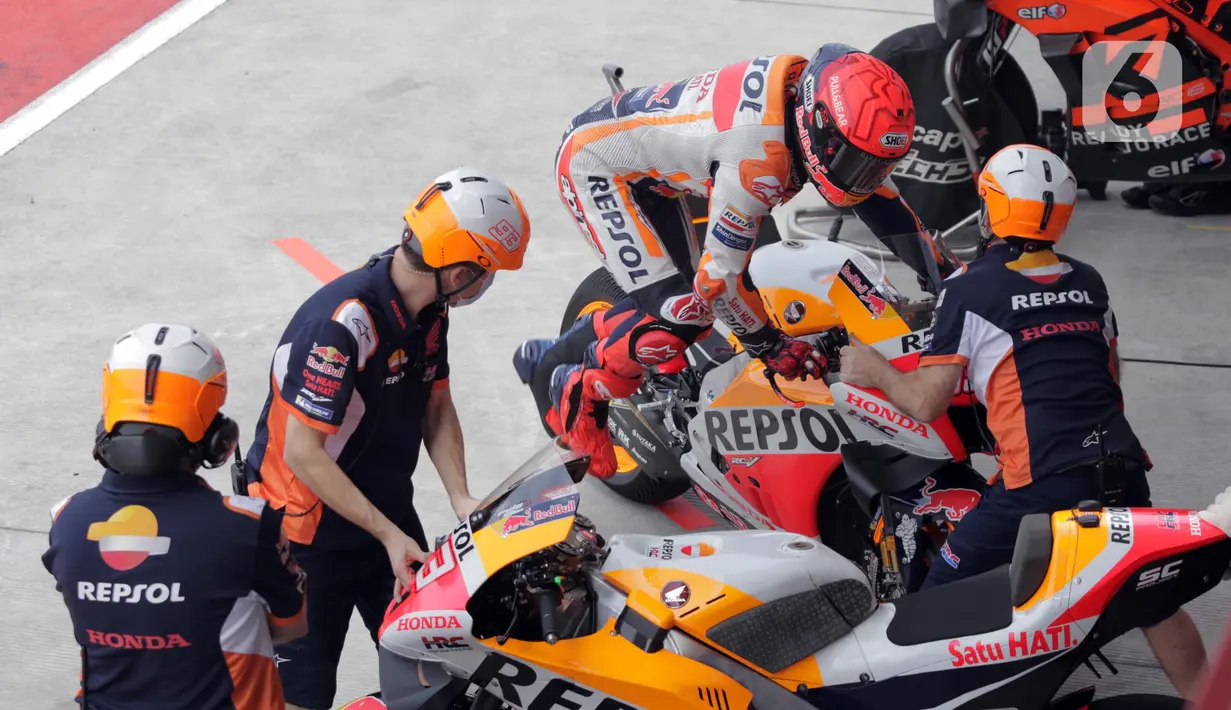Pembalap Repsol Honda Team, Marc Marquez melompat berganti motor saat sesi Warm Up MotoGP di Pertamina Mandalika International Street Sirkuit, Nusa Tenggara Barat, Minggu (20/3/2022). (Liputan6.com/Helmi Fithriansyah)