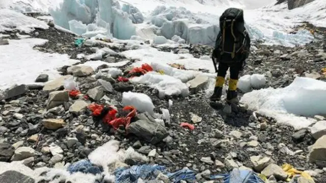 Dari foto-foto yang sempat beredar, ternyata banyak tumpukan sampah yang terlihat di Gunung Everest.
