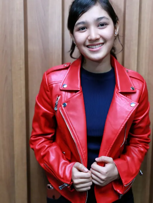 Papa dan mamanya yang melihat kegiatan putrinya yang padat, sering kali selalu mengingatkan. Sang ayah, sering kali mengingatkan untuk minum vitamin. (Adrian Putra/Bintang.com)