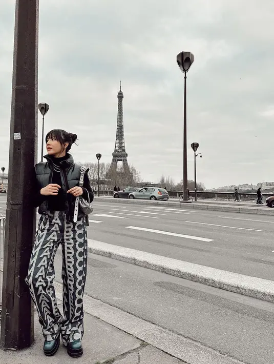 <p>Berbeda dengan Jessica Mila, busana yang dikenakan lebih santai tanpa sentuhan feminin. Jessica melengkapi penampilan dengan leather puffer vest sebagai pakaian musim dingin yang membuat busananya menonjol. [Instagram/jscmila]</p>