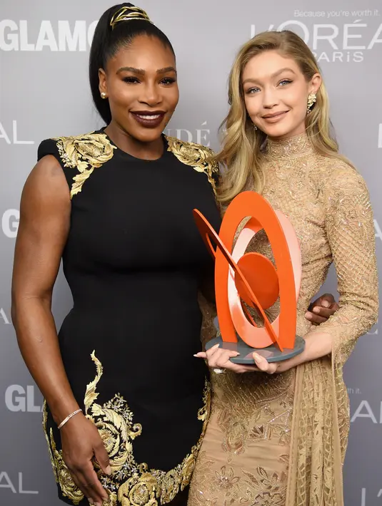 Mantan petenis nomor satu dunia, Serena Williams berfoto bersama model cantik, Gigi Hadid di belakang panggung acara Glamour Women of The Year Awards 2017 di New York, Senin (13/11). (DIMITRIOS KAMBOURIS / GETTY IMAGES / AFP)