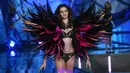 Seorang model dalam balutan lingerie berjalan di atas catwalk saat Victoria’s Secret Fashion Show 2015 di New York City, Selasa (10/11). (AFP PHOTO/Jewel Samad)