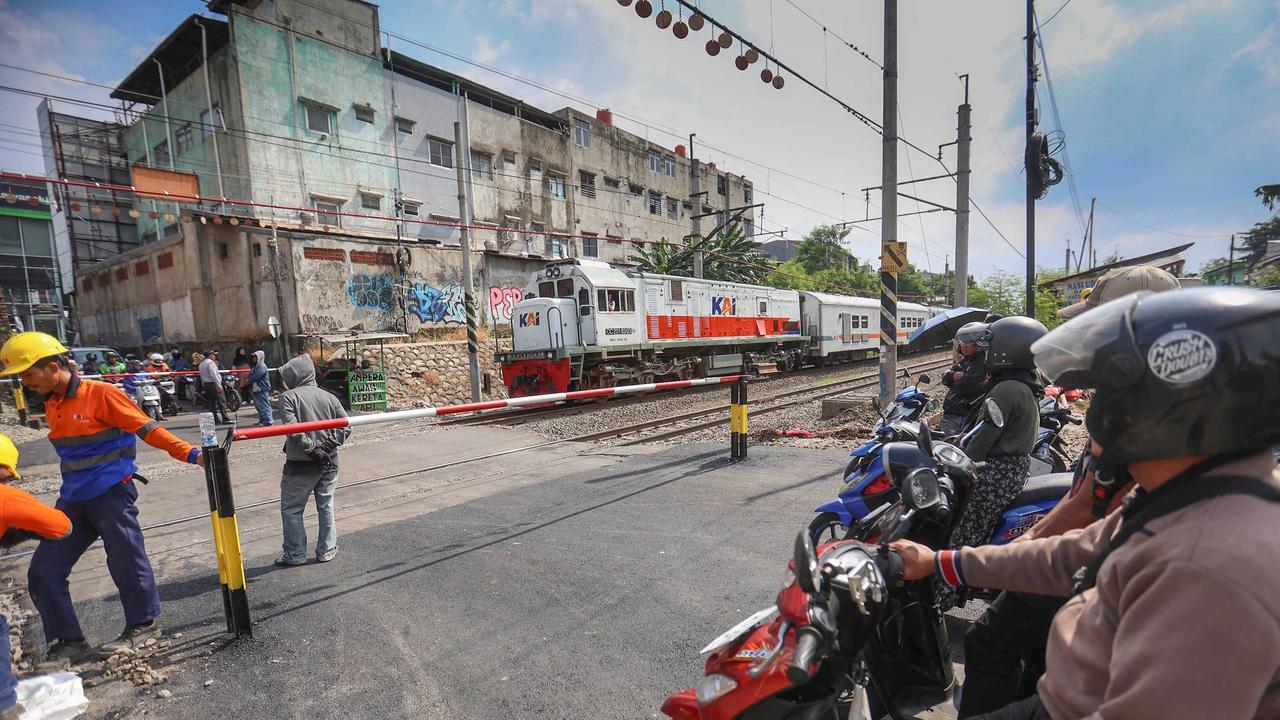 FOTO: Palang Pintu Manual Dipasang di Perlintasan Ampera Bekasi