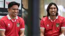 Trophy Tour Piala AFF 2022 di Indonesia itu juga turut mengundang dua legenda Timnas Indonesia, yaitu Ilham Jaya Kesuma (kiri) dan Budi Sudarsono. Mereka diketahui merupakan pencetak gol terbanyak pada edisi 2004 dan 2008. (Bola.com/Bagaskara Lazuardi)