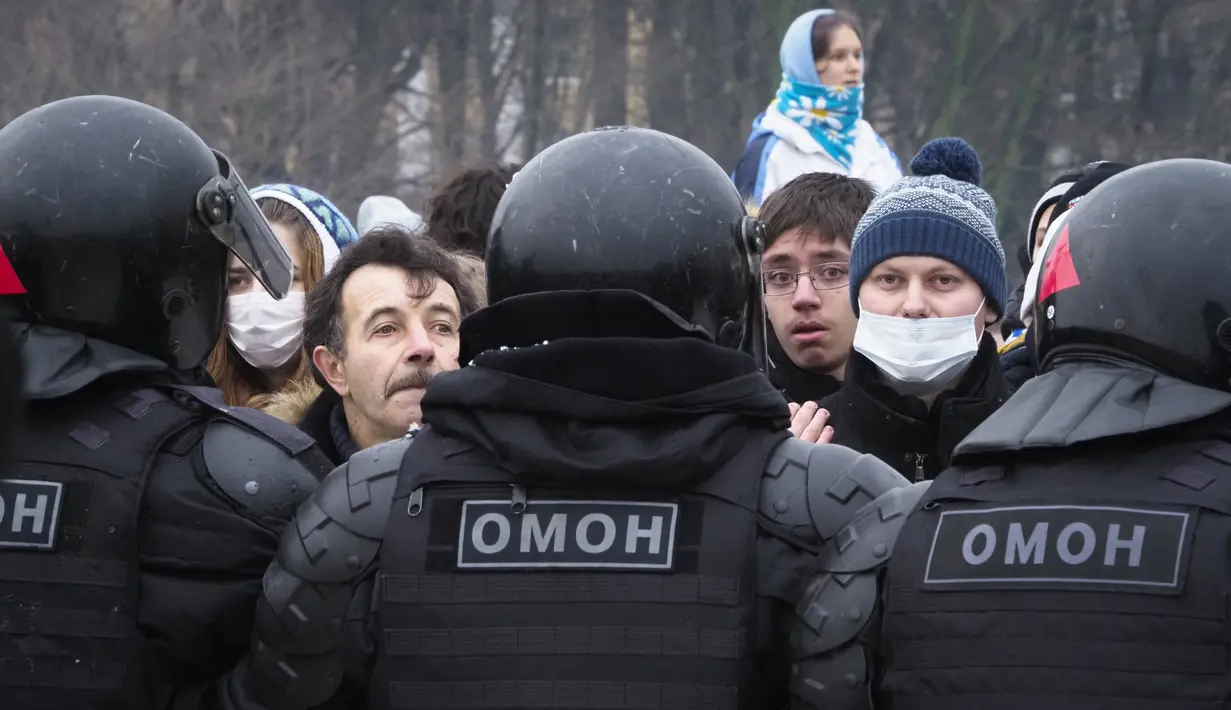 Polisi memblokir jalan menuju pendukung Navalny selama protes terhadap pemenjaraan pemimpin oposisi Alexei Navalny di St. Petersburg, Rusia, Sabtu (23/1/2021). Demonstran melempari polisi anti huru hara yang bersenjata lengkap dengan bola salju. (AP Photo/Dmitri Lovetsky)