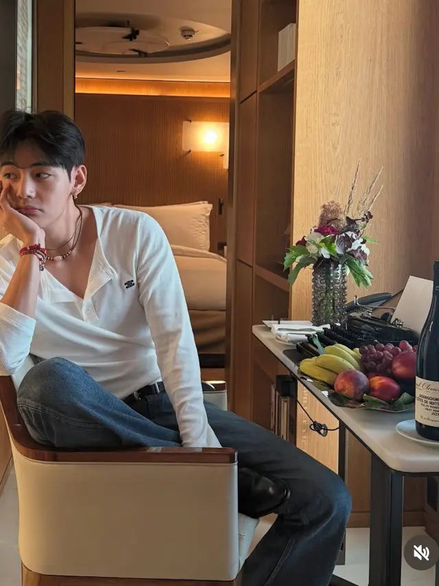 Gaya V BTS selama di Paris bikin curi perhatian. [@thv]