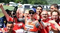 Pembalap Ducati, Jorge Lorenzo, mengekspresikan kegembiraan setelah menjuarai balapan MotoGP Italia, di Sirkuit Mugello, Minggu (3/6/2018). (Claudio Giovannini/ANSA via AP)