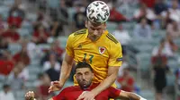 Gelandang Wales Kieffer Moore menyundul bola pada laga Grup A Euro 2020 melawan Turki di Baku Olympic Stadium, Rabu (16/6/2021) atau Kamis dini hari WIB. (AFP/Valentyn Ogirenko)