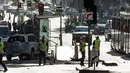 Sebuah mobil SUV menabrak kerumunan pejalan kaki di persimpangan jalan Flinders dan Elizabeth, kawasan pusat bisnis Melbourne, Australia, Kamis (21/12). Mobil baru berhenti di jalan yang sibuk usai menabraki banyak orang di jalur trem. (Mark Peterson/AFP)