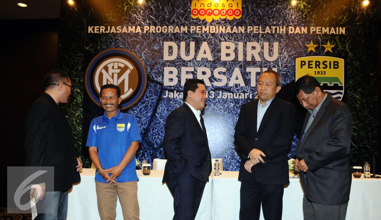 Presiden Inter Milan, Erick Thohir (tengah) berbicang dengan Dirut PT PBB, Glenn Sagita (kedua kanan) jelang keberangkatan pelatih dan pemain Persib mengikuti program pembinaan di Italia, Jakarta, Rabu (13/1/2016). (Liputan6.com/Helmi Fithriansyah)