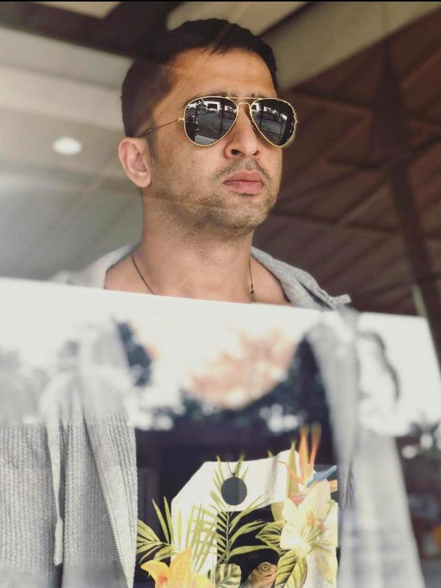 6 Potret Terbaru Shaheer Sheikh dengan Rambut Cepak, Bikin Pangling