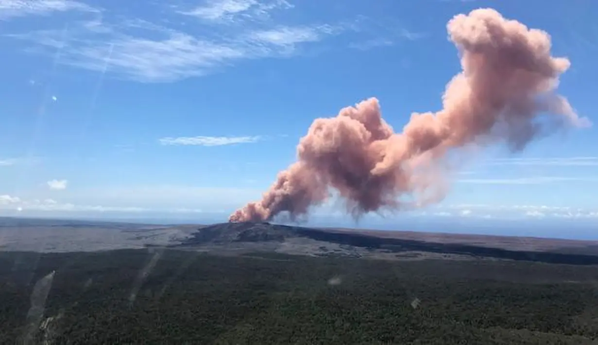 Penampakan abu vulkanik melambung ke langit saat Gunung Kilauea meletus di Big Island Hawaii, (3/5). Badan Survei Geologi Amerika Serikat (USGS) melaporkan erupsi terjadi sekitar pukul 16.45 sore waktu setempat. (Survei Geologi AS via AP)