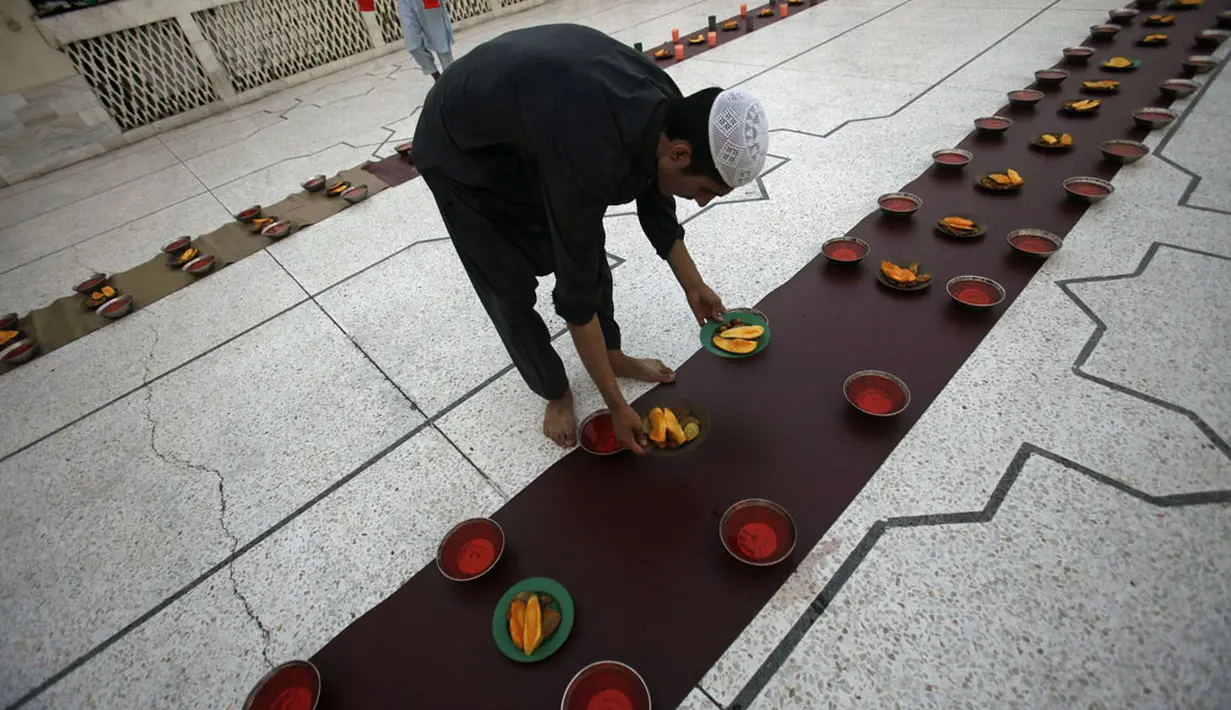 Salah satu petugas menyiapkan menu berbuka puasa bersama di salah satu masjid yang ada di Peshawar, Pakistan, (29/6/2014). (REUTERS/Fayaz Aziz)