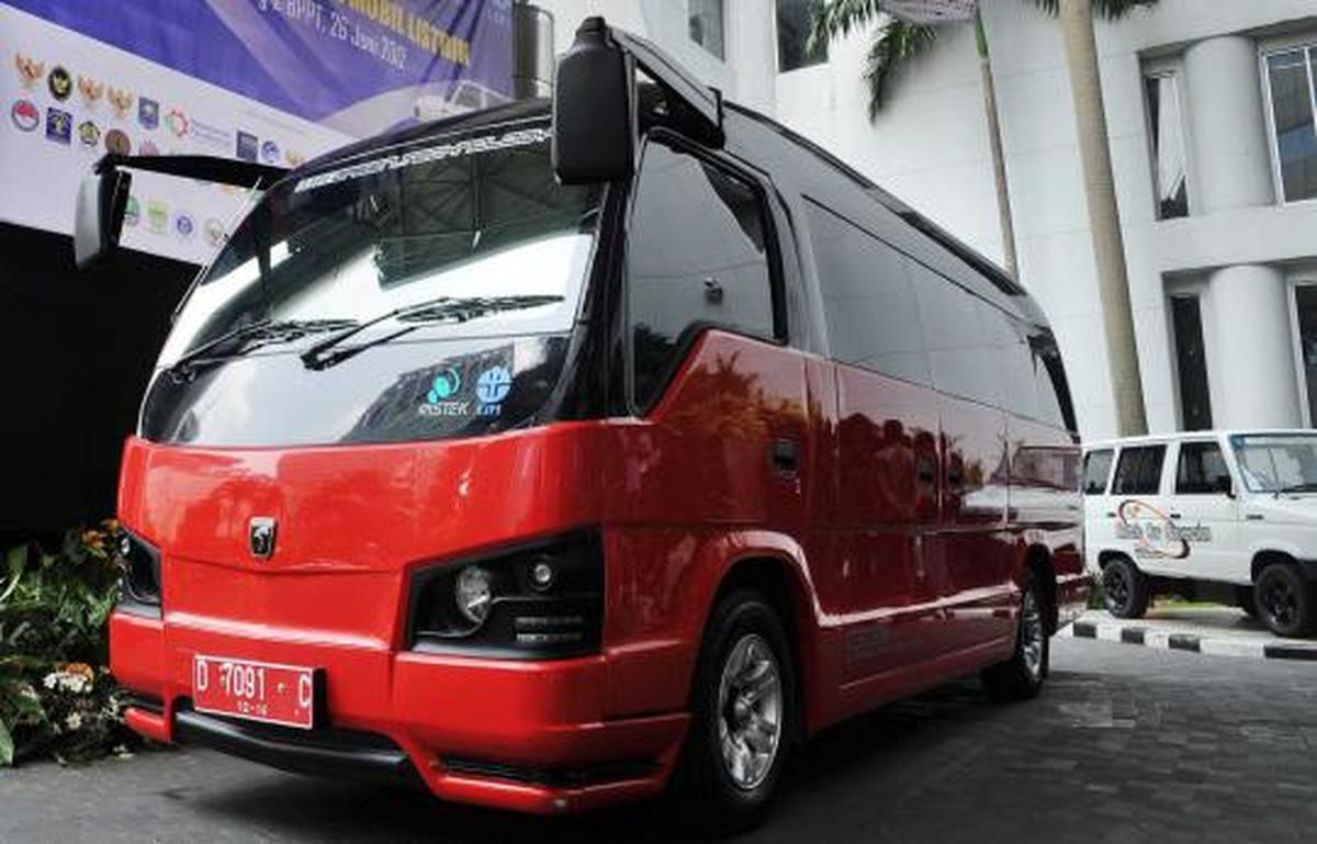Menristek uji coba minibus listrik nasional