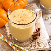 ilustrasi smoothies labu kuning/Elena Veselova/Shutterstock