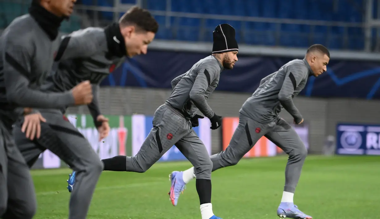 Penyerang PSG, Neymar dan Kylian Mbappe melakukan pemanasan saat ambil bagian dalam sesi latihan di Leipzig, Jerman timur (2/11/2021). PSG akan bertanding melawan RB Leipzig pada Grup A Liga Champions di RB Arena. (AFP/Franck Fife)