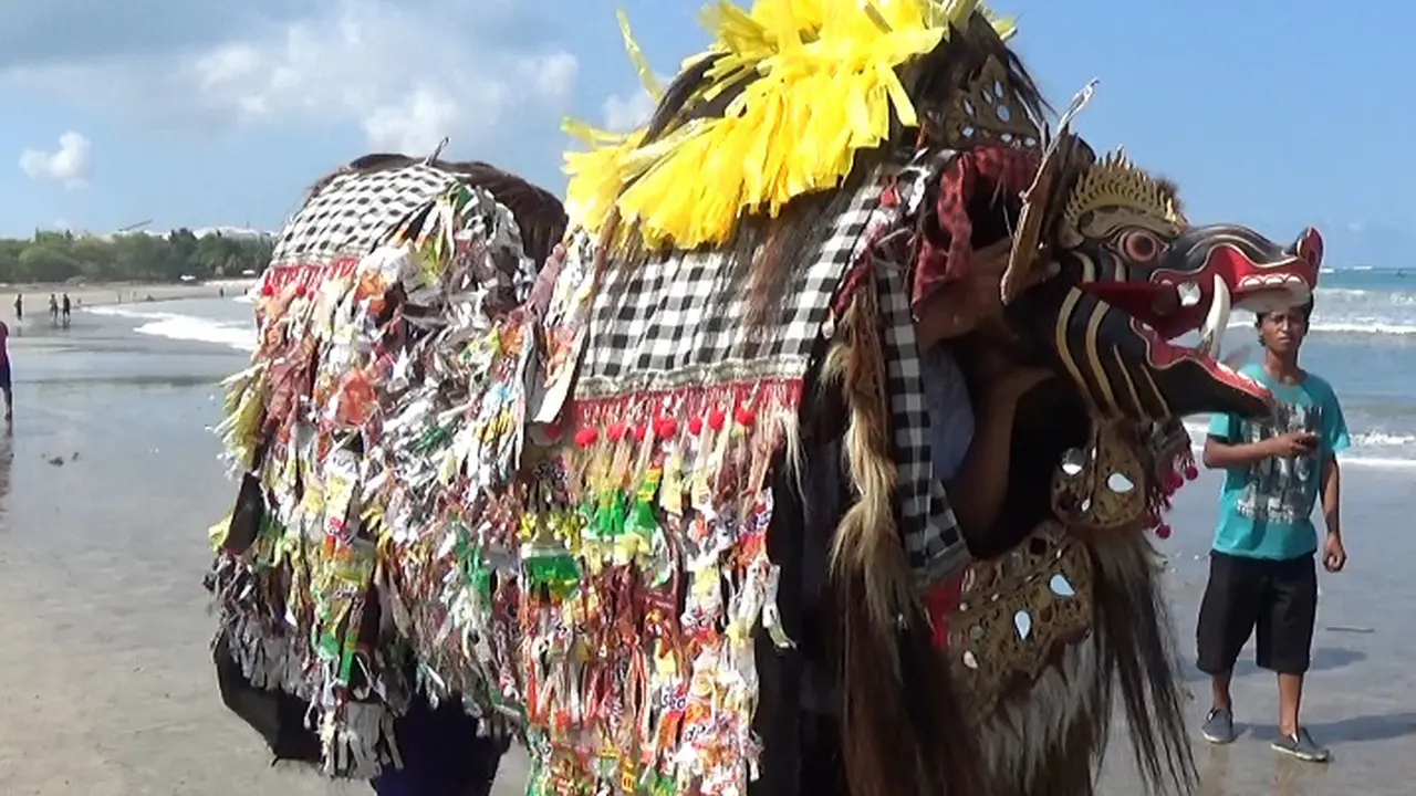 Barong Bangkung Daur Ulang Hibur Wisatawan di Kuta