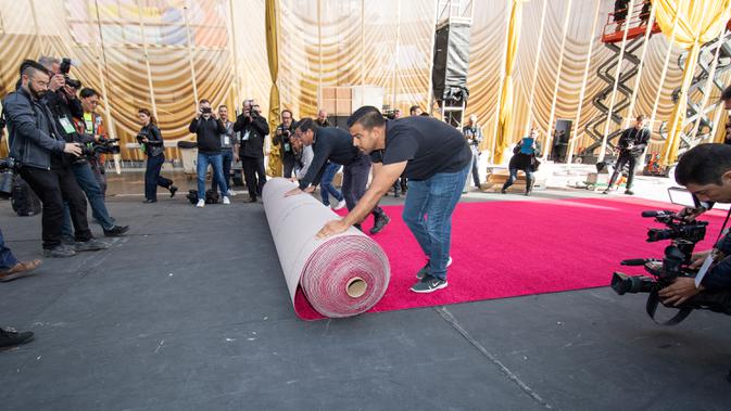 Kesibukan pekerja memasang karpet merah ajang bergengsi Academy Awards ke-92 atau Oscar 2020 di Hollywood & Highland, Hollywood, California, pada Rabu (5/1/2020). Academy Awards ke-92 akan berlangsung pada 9 Februari 2020 waktu setempat atau 10 Februari waktu Indonesia. (VALERIE MACON / AFP)