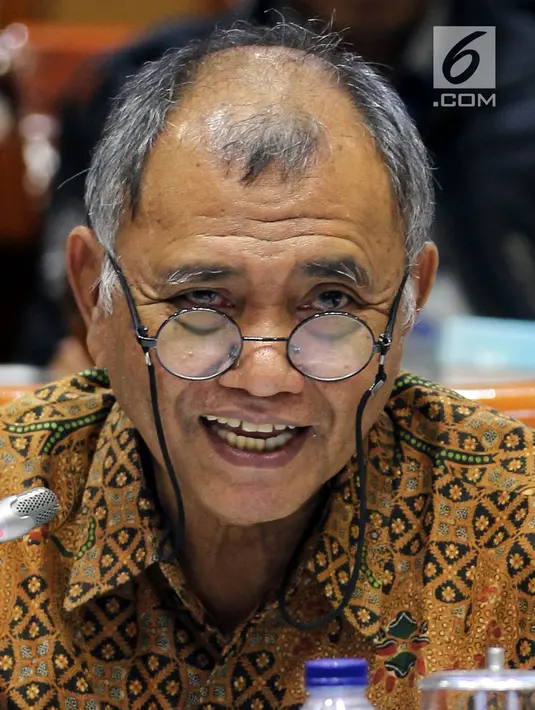 Ketua KPK Agus Rahardjo mengikuti Rapat Dengar Pendapat (RDP) dengan Komisi III DPR di Kompleks Parlemen Senayan, Jakarta, Selasa (28/1). (Liputan6.com/Johan Tallo)
