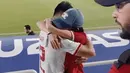 <p>Tadi malam, Indonesia berhasil mengalahkan Korea Selatan di perempatfinal AFC U-23. Azizah Salsha setia memberi dukungan kepada sang suami, Pratama Arhan, saat bertanding. [Foto: Instagram/azizahsalsha_]</p>