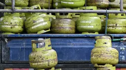 Tabung LPG 3 kg menumpuk di agen LPG kawasan Cibubur, Jakarta, Jumat (26/2/2021). Berdasarkan data Kementerian ESDM, volume LPG 3 kg tahun ini diperkirakan mencapai 6,89 juta metrik ton. (Liputan6.com/Herman Zakharia)