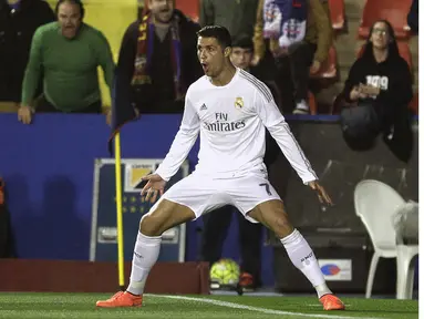Pemain Real Madrid, Cristiano Ronaldo merayakan golnya ke gawang Levante pada laga lanjutan La Liga Spanyol, di Stadion Ciutat de Valencia, Kamis (3/3/2016) dini hari WIB. (REUTERS/Heino Kalis)
