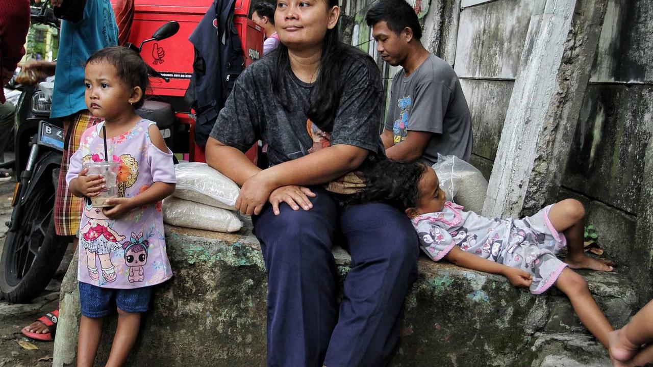 Ratusan Warga Antri Beras Murah Saat Aksi Sosial Mahasiswa di Jakarta