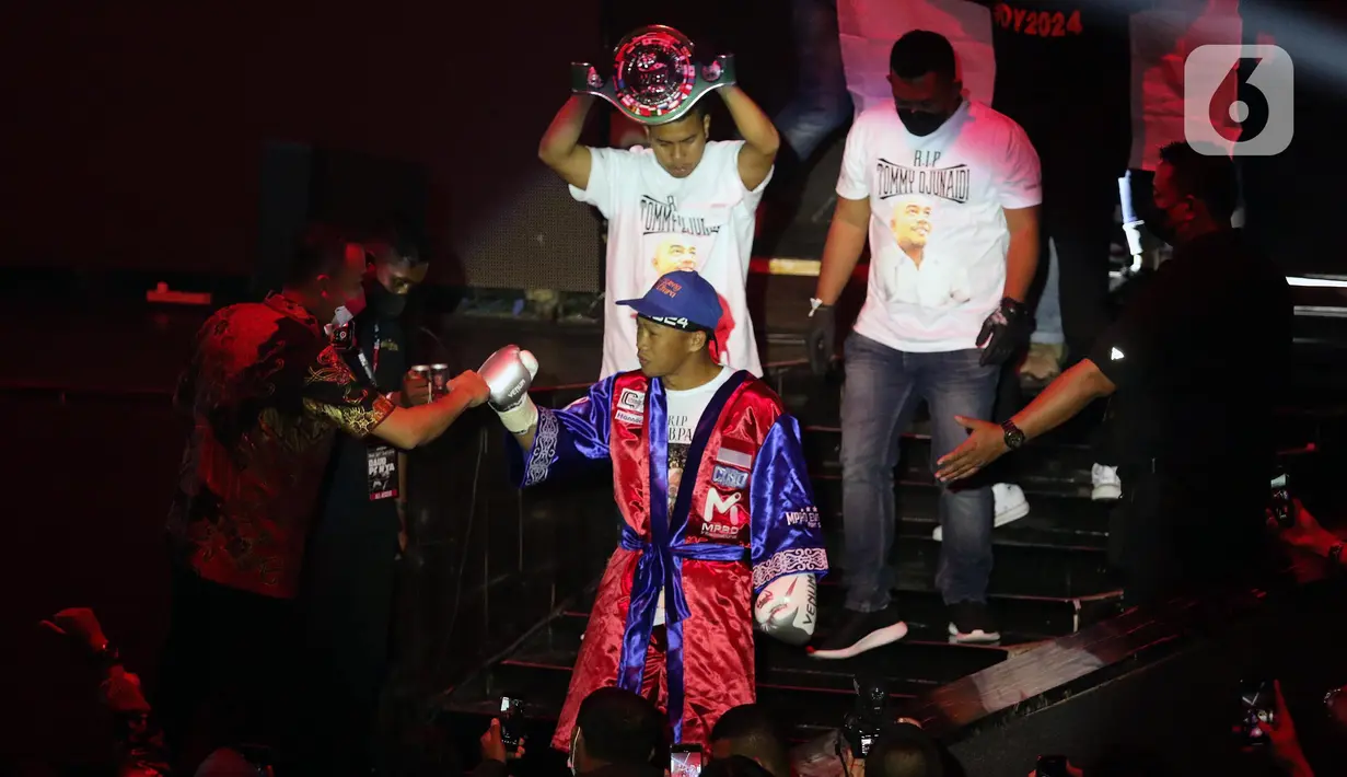 Petinju Indonesia, Daud Yordan bersiap memasuki ring untuk melawan Panya Uthok (Thailand) pada laga mempertahankan gelar WBC Asia Boxing Council Silver Super Lightweight di Balai Sarbini, Jakarta, Jumat (1/7/2022). Tanding tinju Daud Yordan melawan Panya Uthok berlangsung sengit hingga ronde keenam. (Liputan6.com/Helmi Fithriansyah)