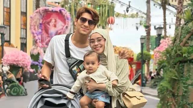 Outfit Lesti Kejora Liburan ke Singapura bersama keluarga pakai baju serba hijau. [@lestikejora]