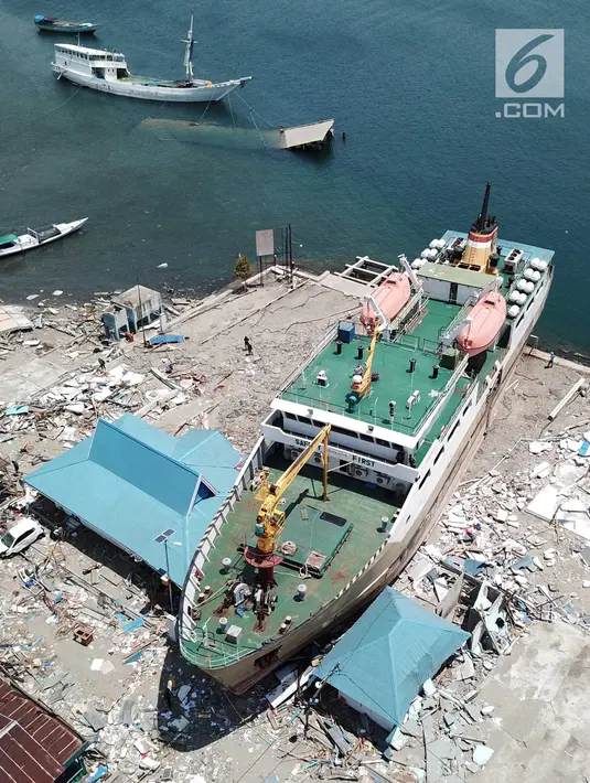 Pandangan udara, sebuah kapal KM Sabuk Nusantara 39 terseret ombak akibat tsunami Pelabuhan Wani, Donggala, Sulawesi Tengah Kamis (4/10). Kerusakan akibat gempa juga membuat rusak pelabuhan Pantoloan. (Liputan6.com/Fery Pradolo)