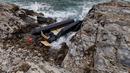 Penjaga pantai Yunani melakukan operasi pencarian dan penyelamatan di lepas pantai Pulau Lesbos pada 6 Februari 2023.Dua wanita dan satu pria yang tenggelam diyakini sebagai bagian dari kelompok 41 orang yang perahunya tenggelam setelah menabrak karang di dekat pulau Lesbos, kata seorang juru bicara penjaga pantai kepada AFP. (Manolis Lagoutaris / AFP)