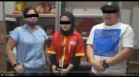 Tangkapan layar video viral karyawati Alfamart meminta maaf ke wanita yang diduga mengutil cokelat di mini marketnya. (Sumber: akun Twitter @zoelfick)