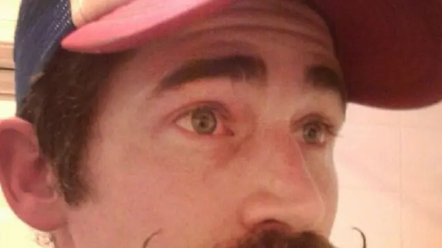 7 Potret Gaya Pria dengan Kumis Ganda Ini Bikin Ngakak