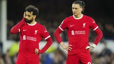 Pemain Liverpool, Mohamed Salah dan Darwin Nunez tampak lesu setelah ditaklukkan Everton pada laga Liga Inggris dalam duel tunda pekan ke-29 Premier League 2023/2024, Kamis (25/4/2024). The Reds tumbang dua gol tanpa balas. (AP Photo/Jon Super)