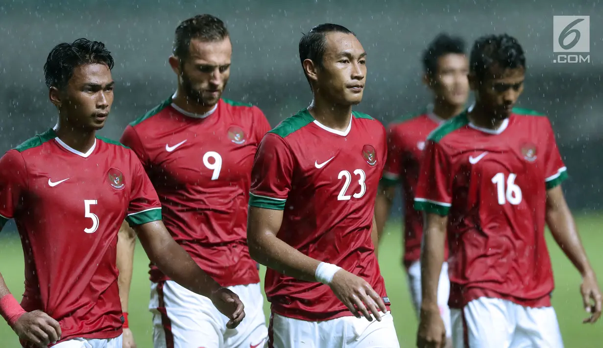 Kapten Tim Indonesia U-23, Hansamu Yama Pranata (ketiga kiri) usai laga melawan Bahrain pada PSSI Anniversary 2018 di Stadion Pakansari, Kab Bogor, Jumat (27/4). Indonesia kalah 0-1. (Liputan6.com/Helmi Fithriansyah)
