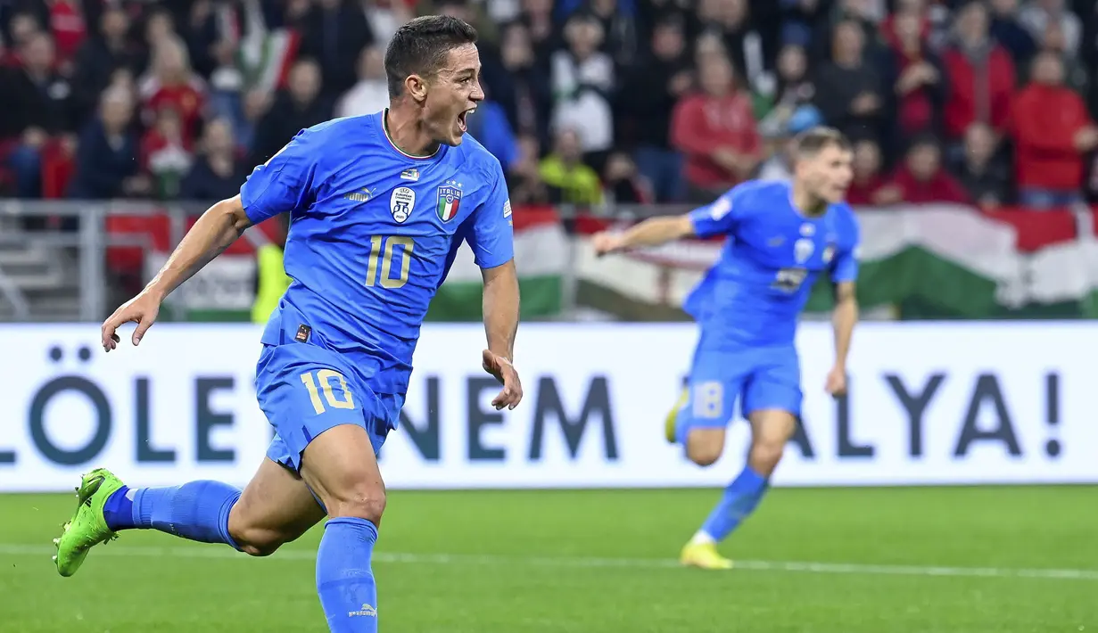 <p>Italia berhasil mencuri kemenangan saat bersua Hungaria pada match day keenam Grup 3 UEFA Nations League A 2022 yang berlangsung di Puskas Arena, Budapest, Selasa (27/9/2022) dini hari WIB. (AP via MTI/Zsolt Szigetvary)</p>