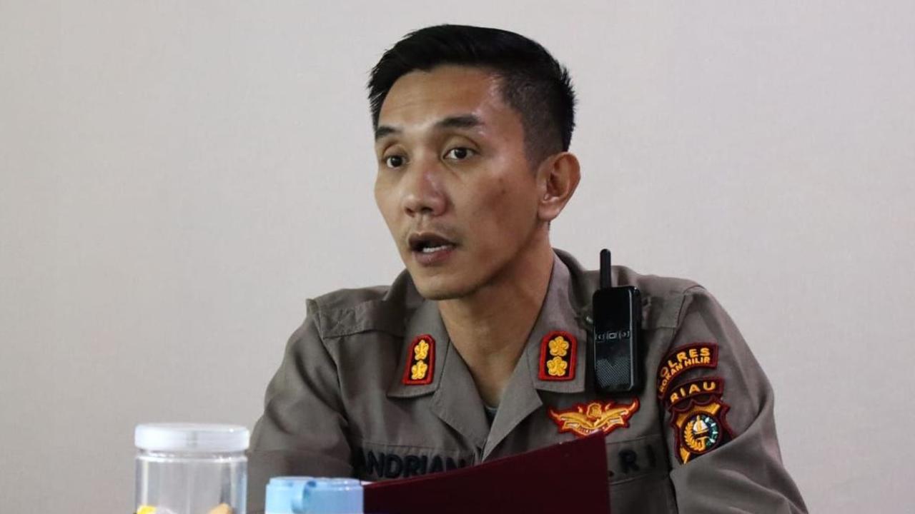Kapolsek Sinaboi AKP Juliandi yang diutus Andrian langsung bergerak cepat. Juliandi dan anak buahnya melakukan langkah antisipasi penolakan pendirian TPS Teluk Dalam, Mekar Sari, dan Senepis.
