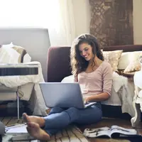 Deretan zodiak introvert ini paling menikmati bekerja di rumah selama pandemi. (pexels/andrea piacquadio).