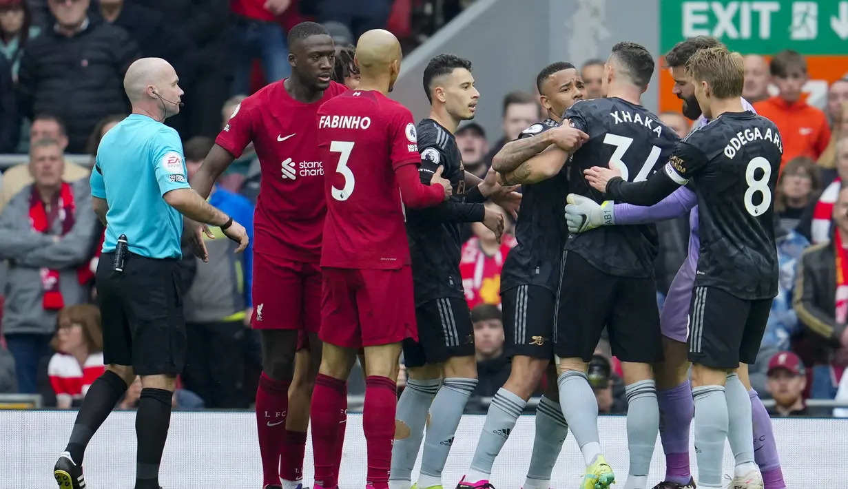 Striker Arsenal, Gabriel Jesus (tengah) berusaha menenangkan Granit Xhaka yang terlibat pertikaian dengan bek Liverpool, Trent Alexander-Arnold pada laga lanjutan pekan ke-30 Liga Inggris 2022/2023 di Anfield Stadium, Liverpool, Minggu (9/4/2023) malam WIB. (AP Photo/Jon Super)